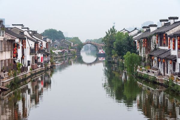 Su, Keren 아티스트의 Traditional house and stone bridge on the Grand Canal-Wuxi-Jiangsu Province-China작품입니다.
